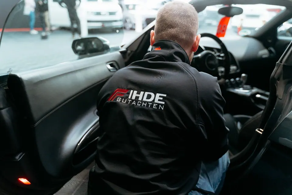 Kfz-Sachverständiger von IHDE inspiziert ein Fahrzeug