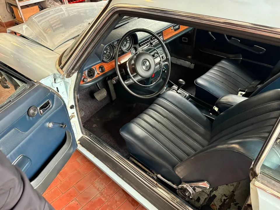 Innenansicht klassisches Auto mit Lenkrad und Interieur