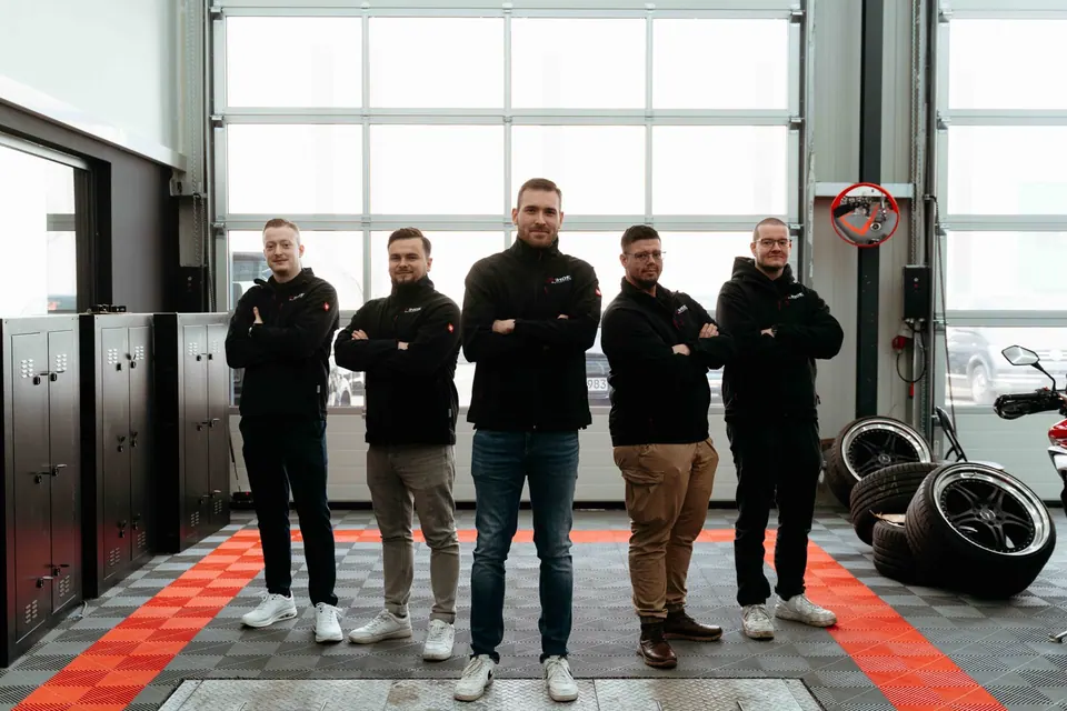 KFZ Sachverständige in moderner Werkstatt