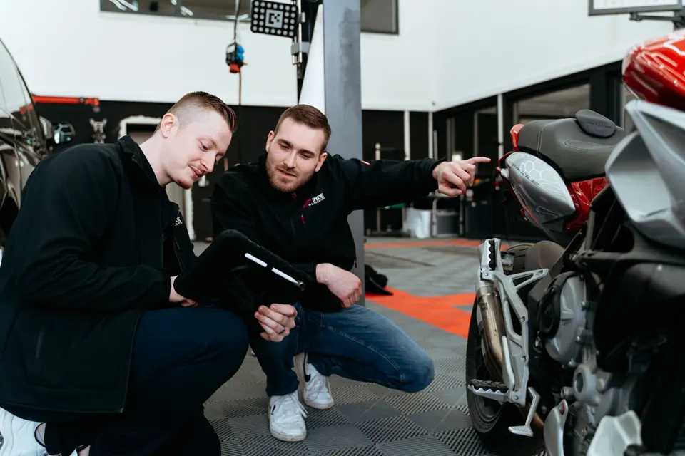 Professionelle Schadensanalyse eines Unfallfahrzeugs